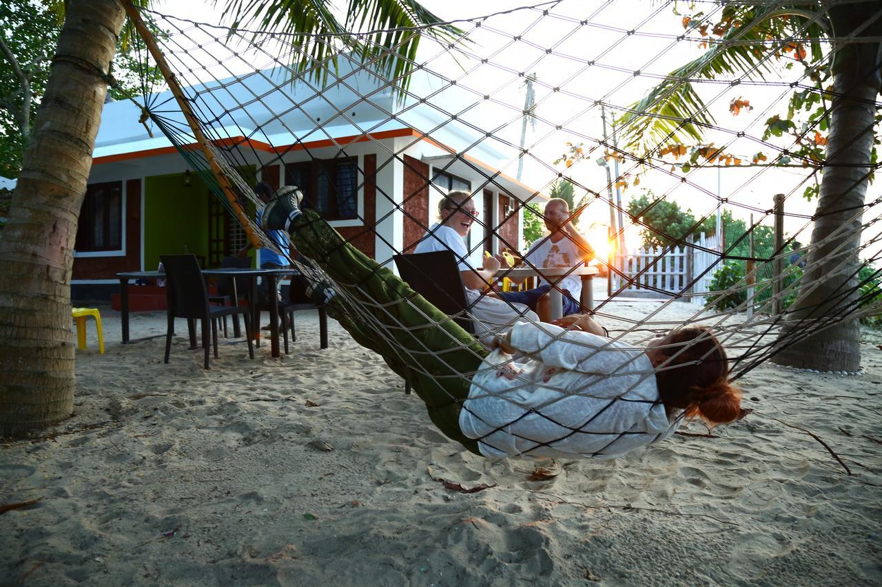Funky Art Beach House Alappuzha ภายนอก รูปภาพ
