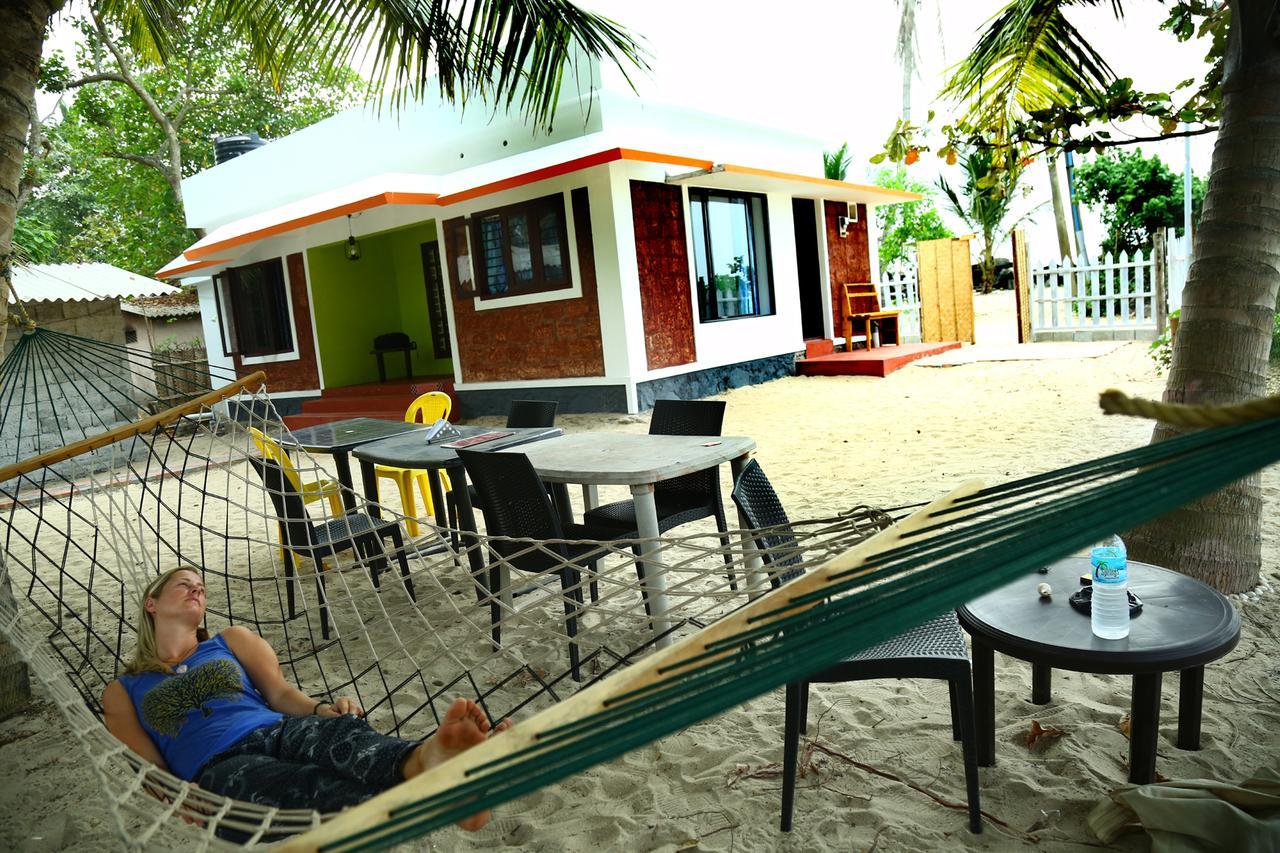 Funky Art Beach House Alappuzha ภายนอก รูปภาพ